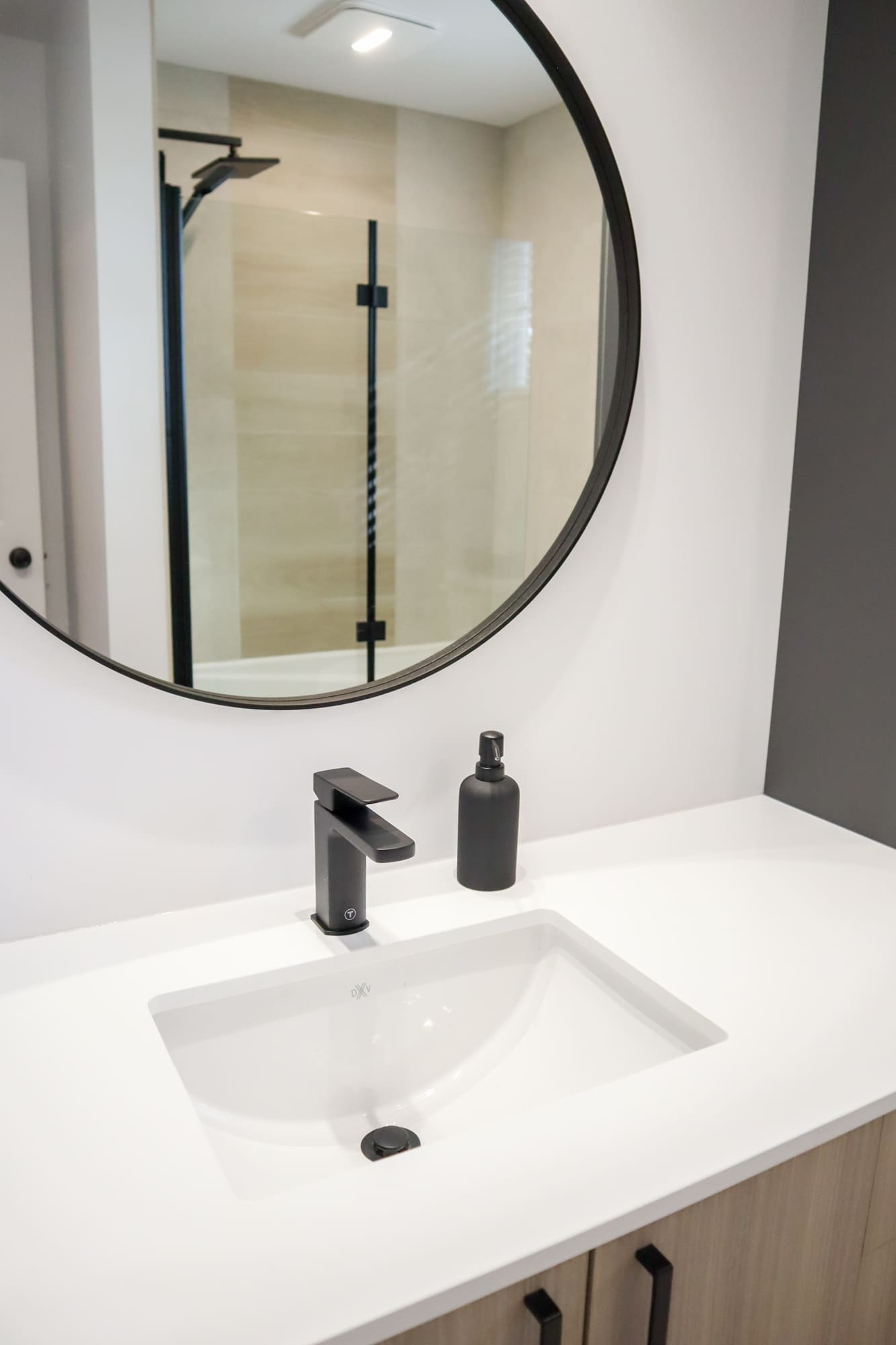 Mélamine effet bois K77 / Comptoir quartz absolute white