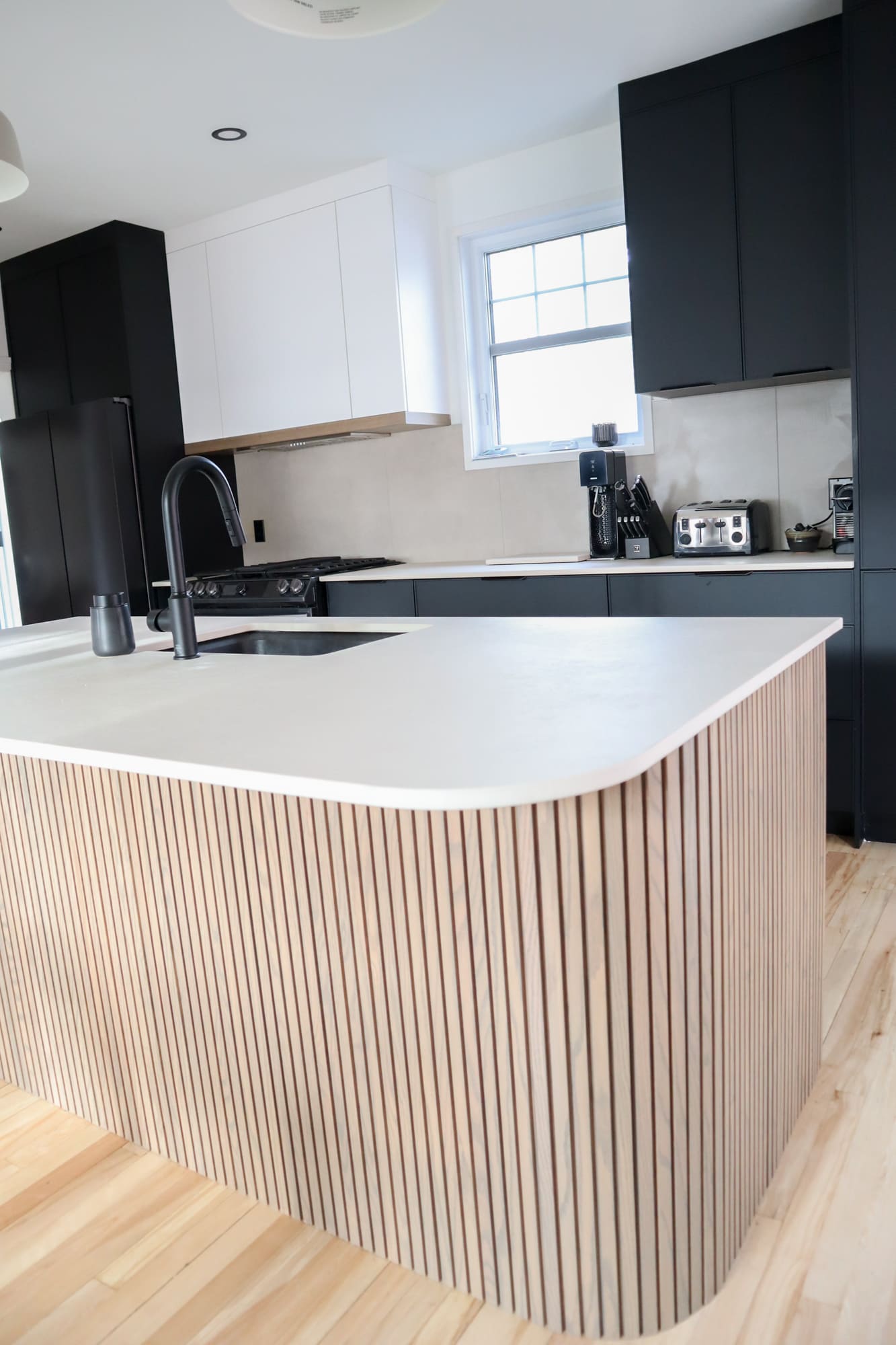 Polymère noir velours P706 / Ilôt en panneau tambour chêne teint et vernis / Comptoir dekton