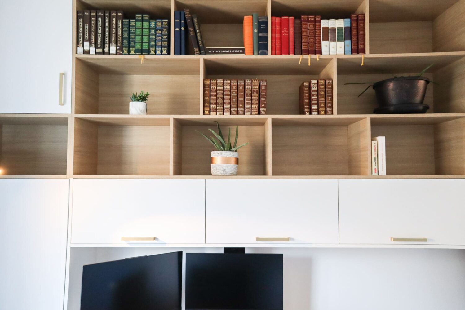 Bureau en polymère blanc P734 / Mélamine L581 effet bois / Comptoir en stratifié