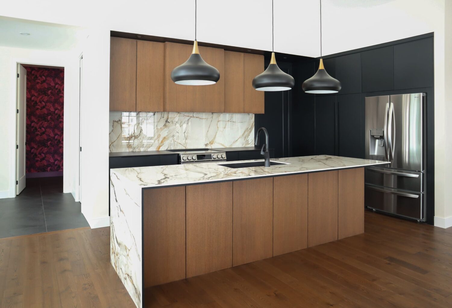 Polymère P706 noir / Placage chêne blanc rift cut teint et vernis / Comptoir et dosseret dekton demos