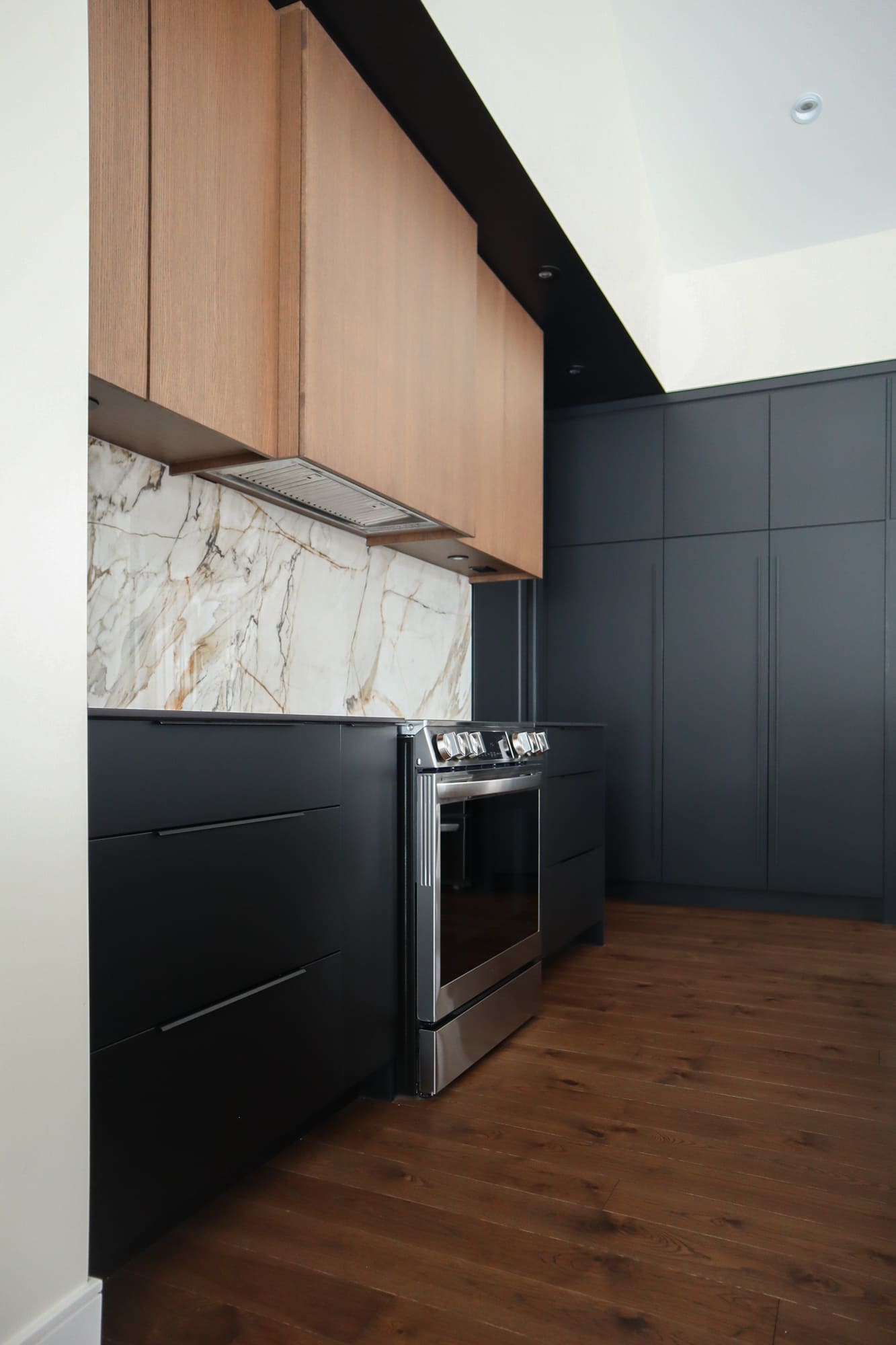 Polymère P706 noir / Placage chêne blanc rift cut teint et vernis / Comptoir et dosseret dekton demos