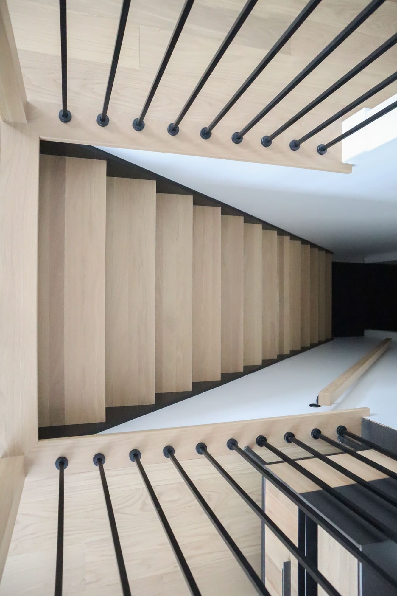 Escalier en chêne blanc, limons et contre-marches laqués noirs