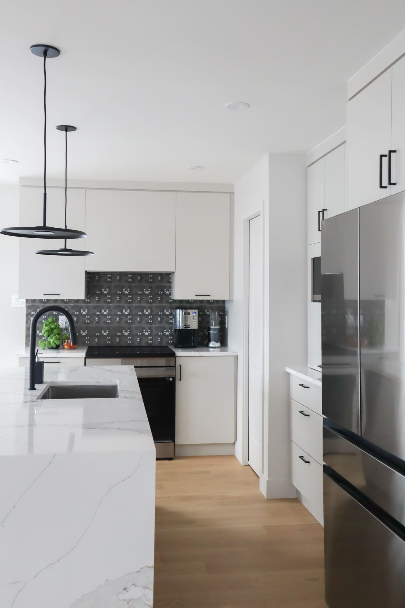 Mélamine L763 / Comptoir de quartz Calacatta Capri
