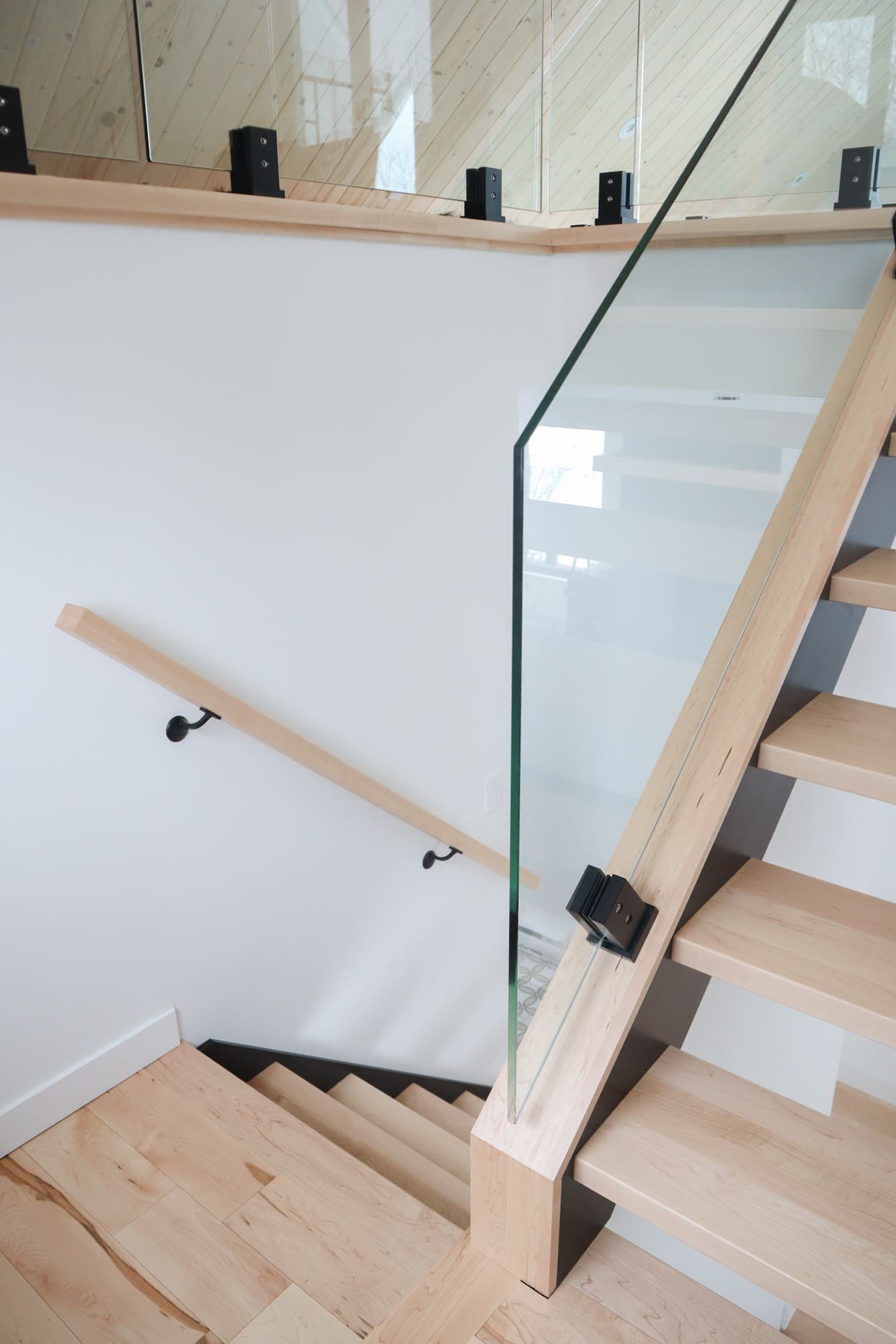 Escalier en érable naturel ajouré, rampe en verre