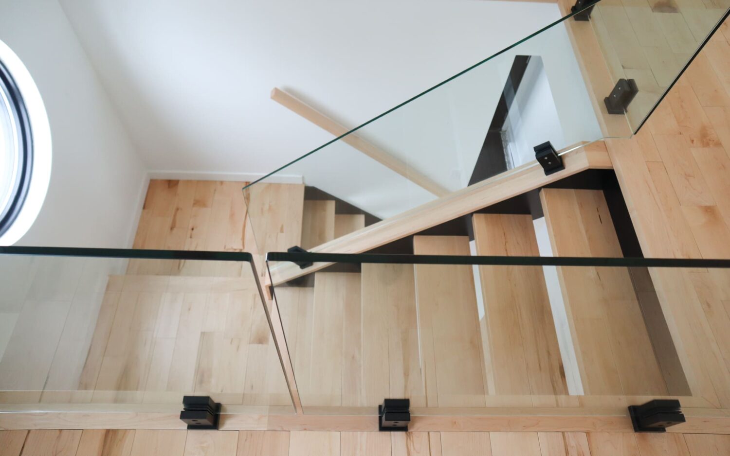 Escalier en érable naturel ouvert, rampes en verre